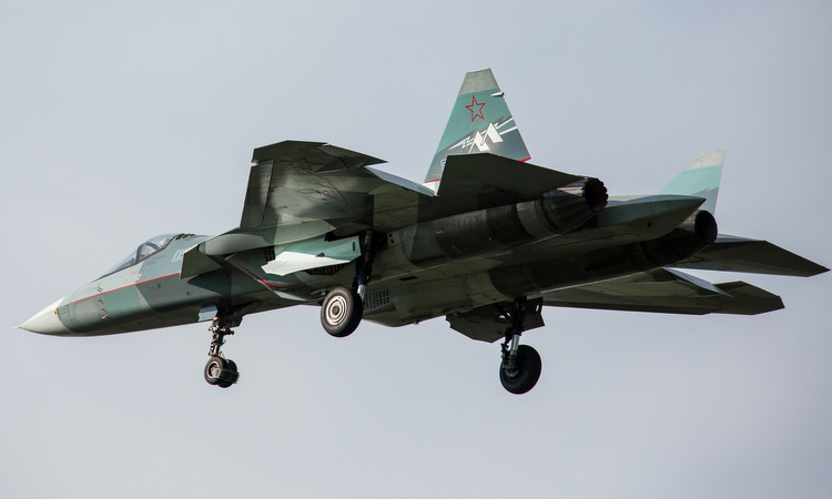 Tiêm kích Su-57 bay thử với động cơ Izdeliye 30 (trái) cuối năm 2017. Ảnh: Russian Planes.