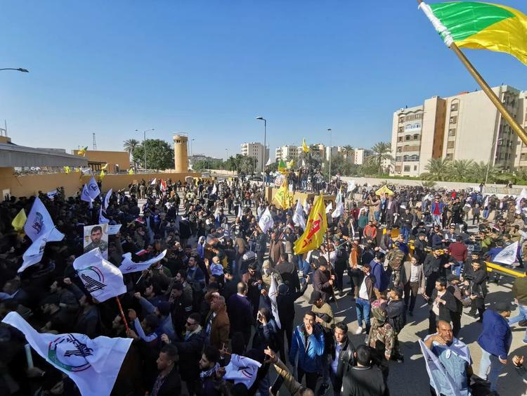 Người biểu tình tập trung bên ngoài Đại sứ quán Mỹ ở thủ đô Baghdad, Iraq hôm nay. Ảnh: Reuters.