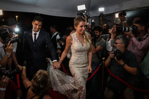 10 năm bên nhau, Suarez gây ra không ít scandal trên sân cỏ nhưng luôn là một người chồng chung thủy, yêu chiều vợ con hết mực.