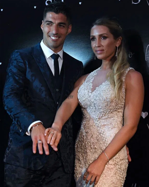 Vợ chồng sao Barca khoe nhẫn gắn kim cương trong ngày cưới lại. Suarez có thể là một ngôi sao đầy tai tiếng với những hành động cắn người hay kỳ thị chủng tộc nhưng với vợ con anh luôn là một người chồng, người bố tuyệt vời, ngọt ngào và chu đáo. Bạn bè của sao Uruguay cho biết, chỉ có Sofia mới có thể chế ngự bản tính sói hoang trong con người Suarez.