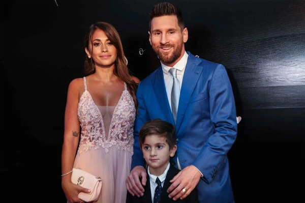 Vợ chồng Messi đưa con trai đầu lòng Thiago sang Uruguay dự ngày vui của đồng đội và cũng là bạn thân thiết tại Barca.