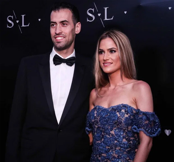 Sergio Busquets và vợ tới mừng vợ chồng Suarez.