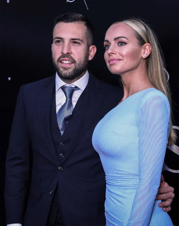 Đồng đội Jordi Alba cũng đưa bạn gái tới chia vui với Suarez.