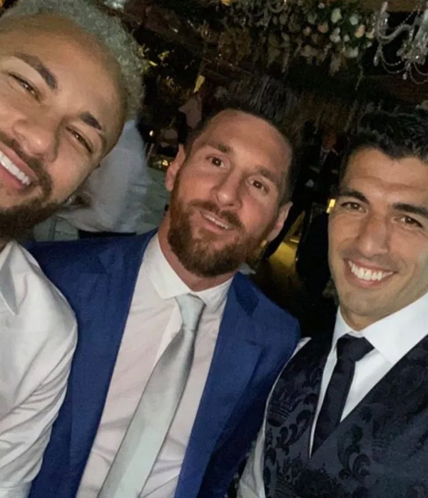 Bộ ba lừng danh một thời của Barca Neymar, Messi và Suarez hội ngộ trong ngày vui của tiền đạo Uruguay.