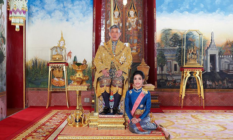 Vua Rama X và bà Sineenat Wongvajirapakdi tại Hoàng cung ở Bangkok, Thái Lan. Ảnh: Reuters.