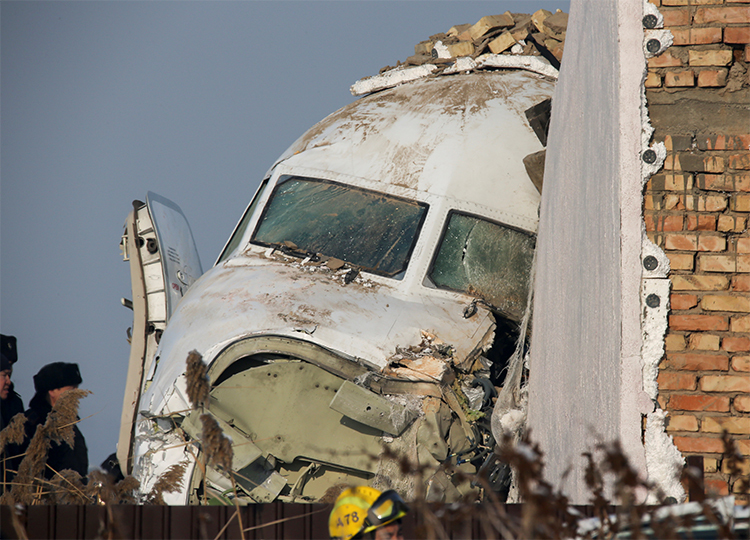 Hiện trường vụ tai nạn máy bay tại thành phố Almaty, Kazakhstan hôm nay. Ảnh: Reuters.