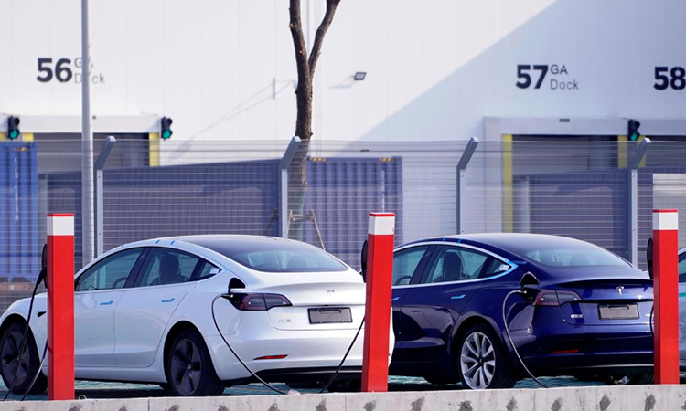 Hai chiếc Model 3 trước nhà máy Tesla tại Thượng Hải. Ảnh: Reuters