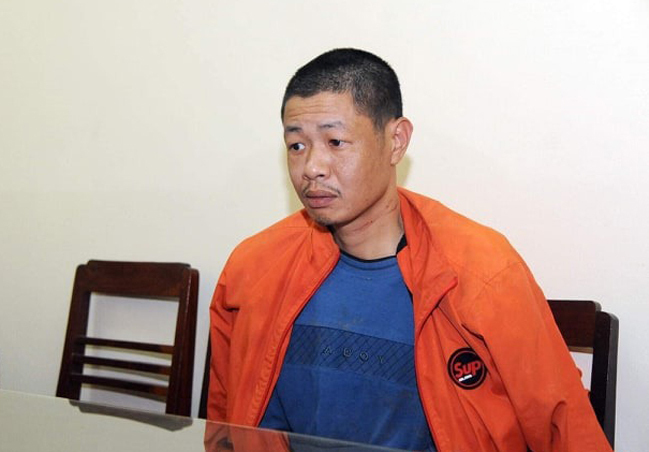 Hoàng Văn Chín tại cơ quan điều tra sau khi gây thảm án sáng 26/12. Ảnh: Nguyễn Ngoan.