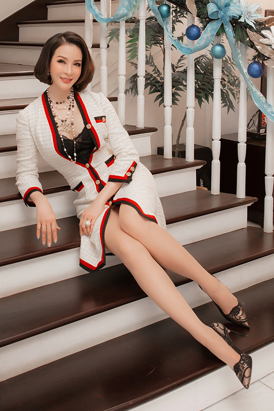 Thanh Mai phối đồ hiệu đón Giáng sinh
