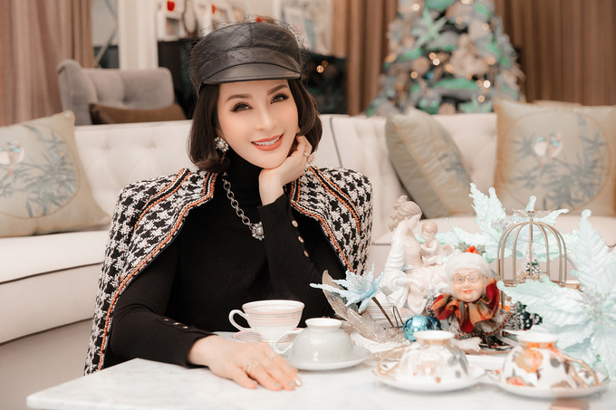 Thanh Mai phối đồ hiệu đón Giáng sinh