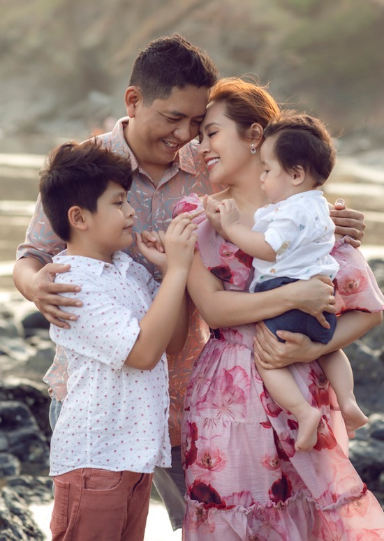 Diễn viên Thanh Thúy - Đức Thịnh đưa hai con trai đến Vũng Tàu ngắm biển, nghịch cát....