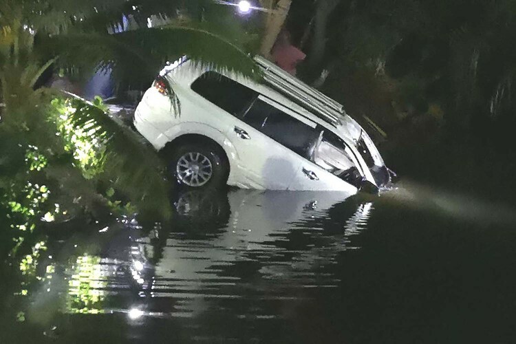 Chiếc SUV chở Apichit Winothai, thị trưởng thành phố Trang, miền nam Thái Lan, được kéo lên mặt nước tối 25/12. Ảnh: Bangkok Post.