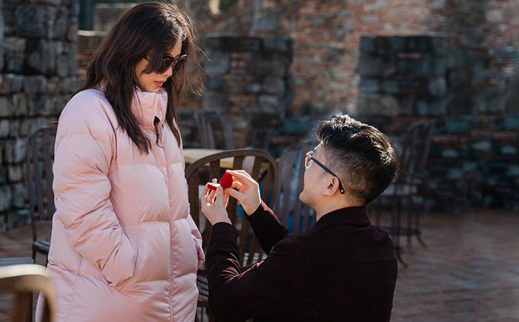 Bạn trai - Trí Tống (phải) quỳ gối cầu hôn Thu Hoài. Ảnh: T.H. 