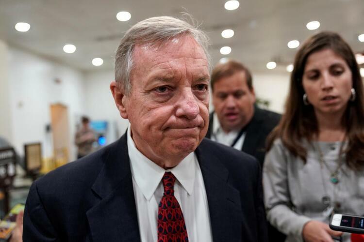 Thượng nghị sĩ Mỹ Richard Durbin trả lời câu hỏi phóng viên tại thủ đô Washington, Mỹ hôm 17/9. Ảnh: Reuters.