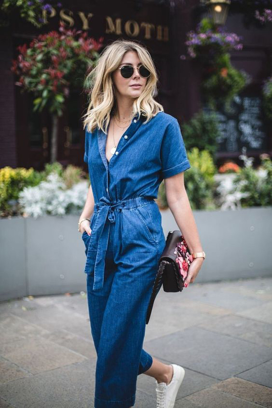 Bên cạnh jeans, các kiểu vải denim xanh tôn làn da sáng cũng được dùng để mang tới nhiều mẫu jumpsuit  tay ngắn, tay lỡ.