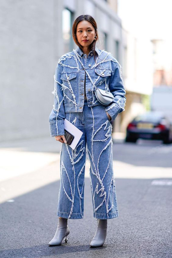 Diện nguyên set đồ được thiết kế trên chất liệu vải jeans wash trắng đi kèm họa tiết ấn tượng.