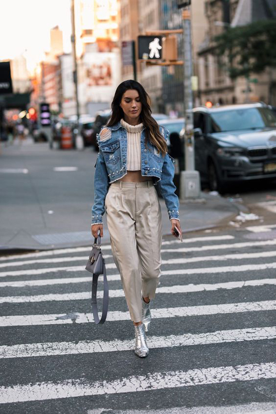 Áo khoác jeans dáng lửng tạo nên điểm nhấn bắt mắt cho set đồ dạo phố mùa thu đông với áo len cổ lọ, quần lưng cao. 