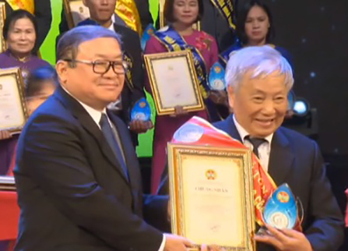 Ông Thào Xuân Sùng (bìa trái) trao chứng nhận cho nhà khoa học. Ảnh: HV
