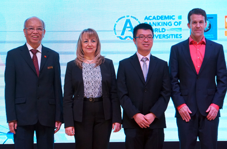 Ba giáo sư nhận giải thưởng TDTU Prize, từ trái qua: Ozkan (thứ hai), Ho Cheung Shum (thứ ba) và Rabczuk. Ảnh: Mạnh Tùng.