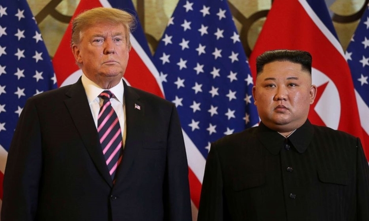 Tổng thống Mỹ Trump (trái) và Chủ tịch Triều Tiên Kim Jong-un tại Hà Nội hồi tháng hai. Ảnh: Reuters.