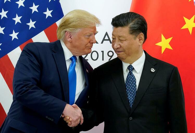 Tổng thống Mỹ Donald Trump bắt tay Chủ tịch Trung Quốc Tập Cận Bình tại thượng đỉnh G20 ở Osaka, Nhật Bản hôm 29/6. Ảnh: Reuters.