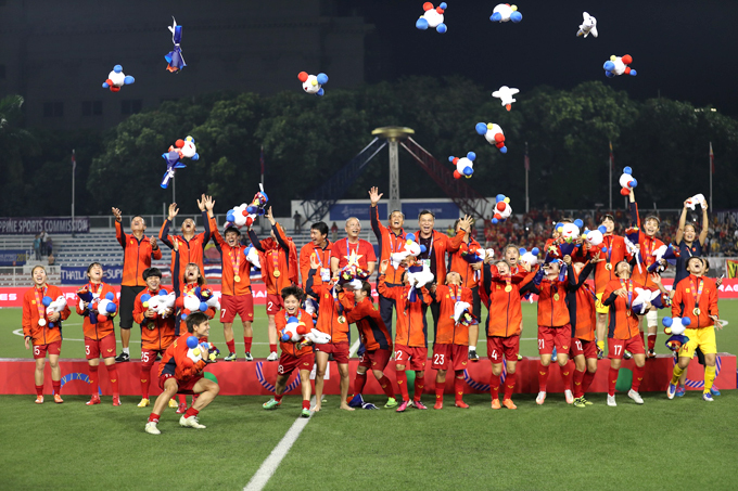 Cuối ngày, tuyển bóng đá nữ Việt Nam vượt qua Thái Lan trong trận chung kết, giành chiếc HC vàng đặc biệt. Đây là ngôi vô địch SEA Games lần thứ 6 của bóng đá nữ Việt Nam, là chiếc HC vàng thứ 66 tại SEA Games 30 - vượt mục tiêu của đoàn thể thao Việt Nam, đồng thời giúp Việt Nam vượt Indonesia trên bảng tổng sắp huy chương.