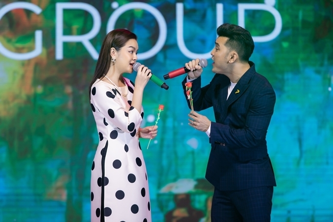 Ưng Hoàng Phúc và Phạm Quỳnh Anh nhìn nhau tình tứ trên sân khấu. Nhiều tháng gần đây, đôi bạn thân khá đắt show diễn chung, hay song ca các bản hit cũ.