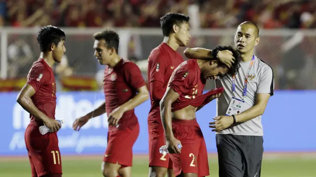 Nỗi buồn của các cầu thủ trẻ Indonesia sau thất bại 0-3 trước Việt Nam trong chung kết tối 10/12. Ảnh: Bola.