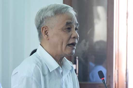 Ông Lê Văn Phước (nguyên chánh án TAND Phú Yên) tại phiên tòa, ngày 30/12. Ảnh: Duy Khôi