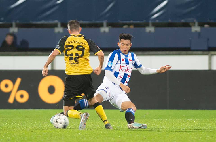Văn Hậu lần đầu được thi đấu trong đội một Heerenveen. Ảnh: SC Heerenveen.