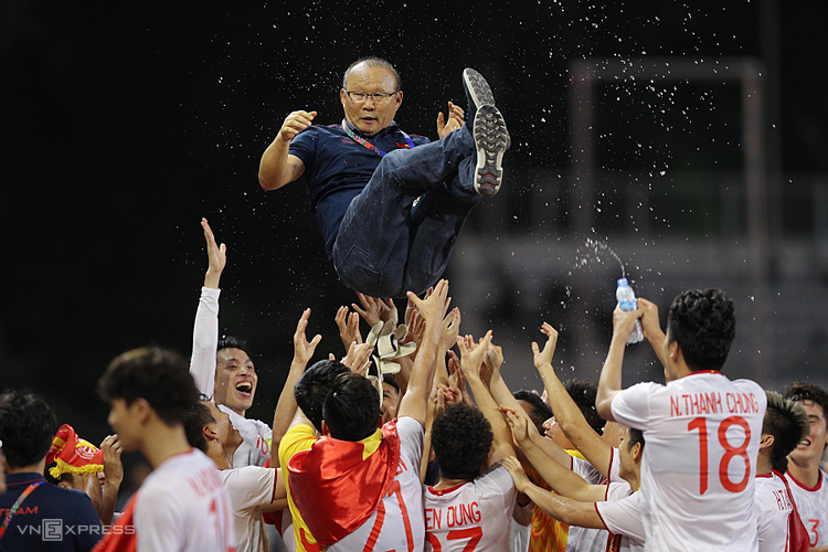 Các cầu thủ công kênh HLV Park Hang-seo sau khi giành HC vàng SEA Games 2019. Ảnh: Giang Huy.