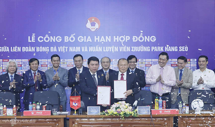 HLV Park Hang-seo và Tổng thư ký VFF Lê Hoài Anh trong lễ ký hợp đồng mới. Ảnh: Lâm Thỏa.