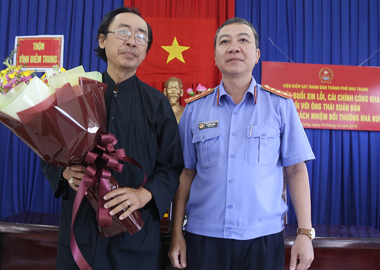 Ông Thái Văn Đàn được VKS TP Nha Trang xin lỗi công khai sau 18 năm oan sai. Ảnh: Xuân Ngọc