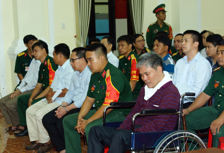 Bị cáo Trần Văn Đồng ngồi xe lăn. Ảnh: Tòa án Quân sự Quân khu 7.