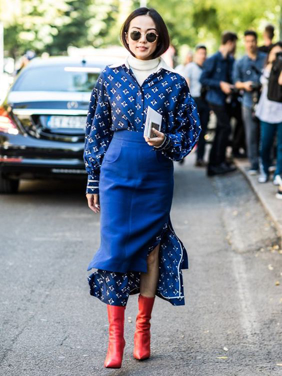 Ngoài gam trắng dễ tạo nên sự hoà hợp, nhiều fashionista còn chuộng cách sử dụng phụ kiện màu đỏ tươi khi diện đồ xanh blue.