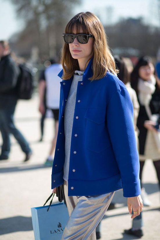 Vào mùa thu đông, cách đơn giản nhất để chạy theo trào lưu màu trendy là chọn các kiểu áo khoác, áo dạ hợp mùa để mix cùng trang phục dạo phố, quần áo đi làm.