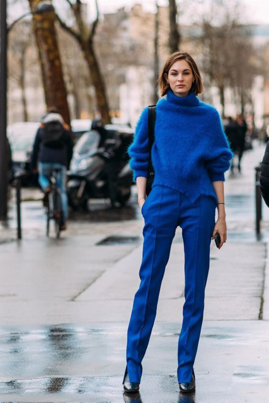 Gam xanh blue đậm thường được mix cùng tông đen và trắng để tạo nên tổng thể hoàn chỉnh về sắc màu.