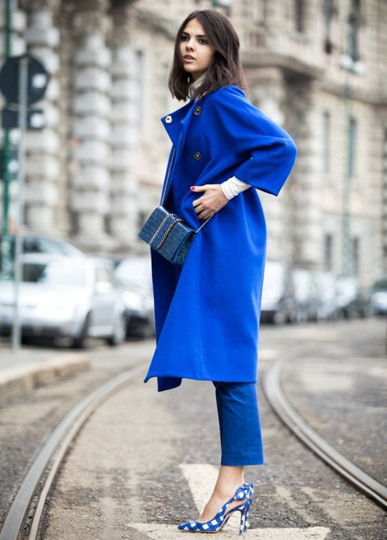 Set đồ thu đông cho các nàng có làn da trắng sáng với cách kết hợp áo choàng, quần âu ống đứng cùng các phụ kiện ăn khớp tông màu.