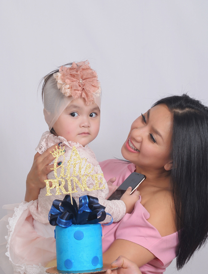 Nghệ sĩ Y Phụng mừng sinh nhật con gái tròn hai tuổi. Ảnh: Y.P.