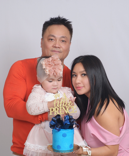 Y Phụng bên chồng và con gái. Ảnh: Y.P.