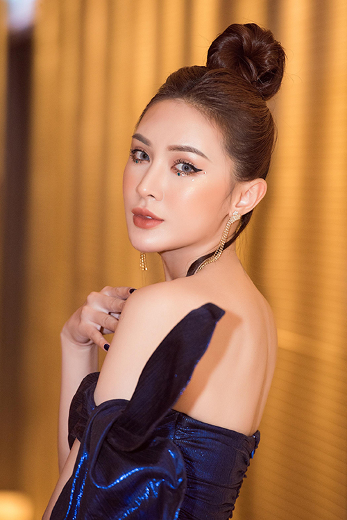 Cô chọn kiểu trang điểm ấn tượng với đuôi mắt kẻ sắc lẹm và đính nhiều hạt đá lấp lánh cùng màu với váy xung quanh mí mắt.