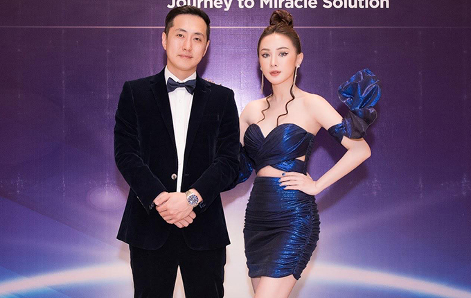 Hot girl Kelly và bạn trai người Hàn Quốc tên So Min đã có gần 3 năm yêu nhau nhưng mới công khai từ năm 2018. Họ được nhiều người khen đẹp đôi. Bạn trai Kelly có ngoại hình bảnh bao và gu thời trang lịch lãm. Anh hiện kinh doanh lĩnh vực thẩm mỹ viện, spa, bar và chuỗi nhà hàng Hàn Quốc. So Min giúp Kelly mở một thẩm mỹ viện ở TP HCM và thường xuyên đưa cô đi cùng trong các sự kiện làm ăn.