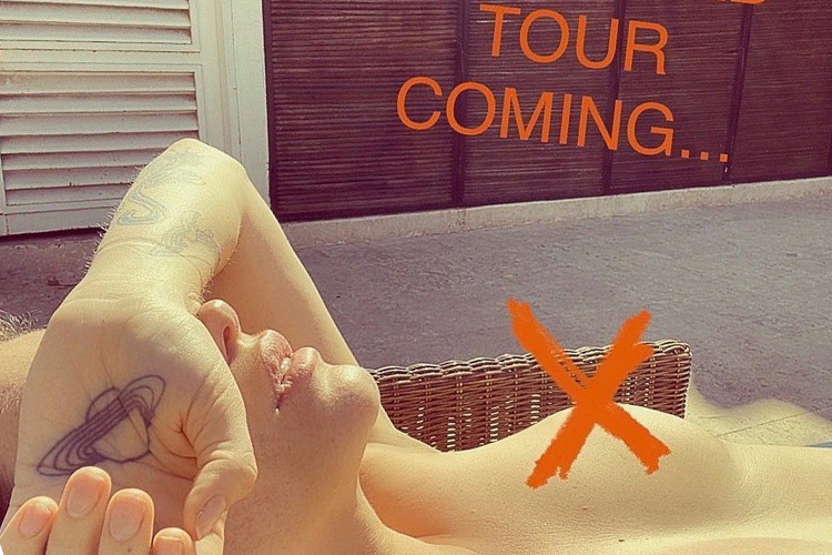 Kesha gây chú ý với bức ảnh ngục trần quảng bá tour diễn mới. Ảnh: Instagram.
