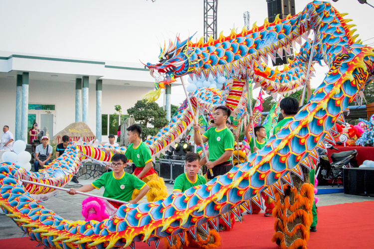 Cường (thứ 3 từ trái qua) cùng các thành viên Long Nhi Đường biểu diễn trong tiệc tất niên 2019 của một công ty ở Sóc Trăng. Ảnh: Thanh Trần