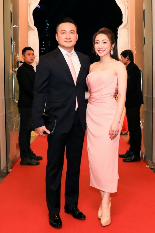 Chi Bảo tình tứ ôm eo bạn gái Thùy Chang. Cả hai công khai mối quan hệ cuối năm 2019, tình cảm mặn nồng và thường xuyên xuất hiện ở nhiều sự kiện giải trí,