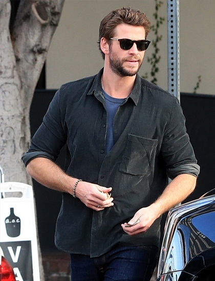 Liam Hemsworth đến Los Angles hoàn tất thủ tục ly hôn Miley Cyrus. Ảnh: Backgrid.