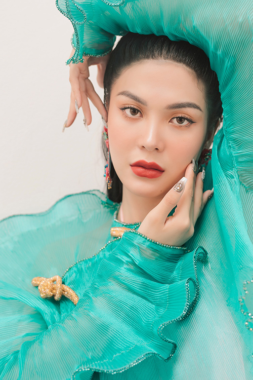 Lily Chen muốn kết hợp các yếu tố truyền thống với hiện đại khi chọn trang phục trong ngày Tết cổ truyền.