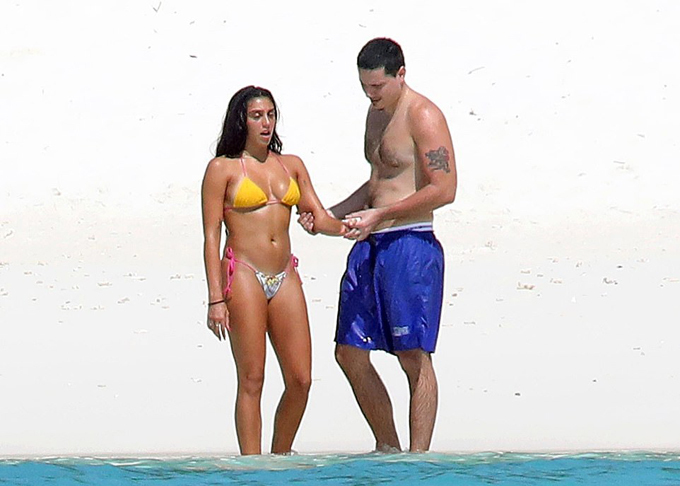 Lourdes cao 1,7 m, sở hữu thân hình săn chắc, khỏe khoắn. Cô có vẻ đẹp lai vì mang dòng máu pha trộn giữa Cuba, Canada, Italy và Pháp.  Bố của Lourdes là huấn luyện viên thể hình người Cuba, Carlos Leon.