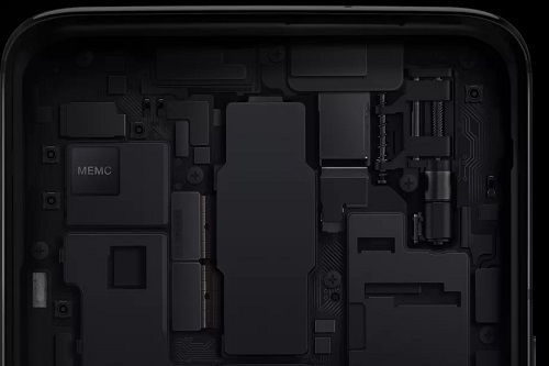 Chip MEMC chuyên dụng hứa hẹn giúp màn hình OnePlus 8 hiển thị chuyển động mượt mà và tự nhiên hơn. Ảnh: The Verge.