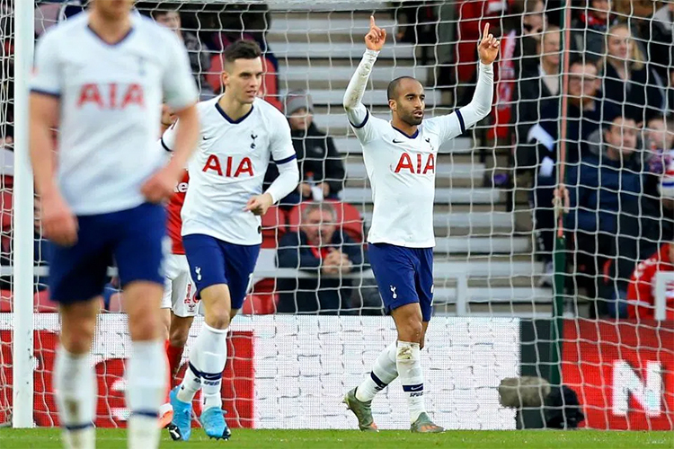 Moura (phải) mừng bàn gỡ hoà 1-1 cho Tottenham. Ảnh: AFP.